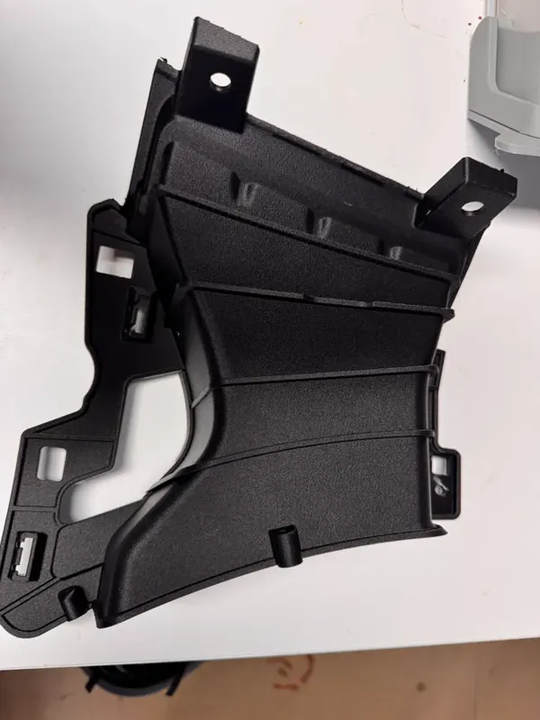 Pièce technique noire à nervures, refaite sur mesure en impression 3D pour une carrosserie