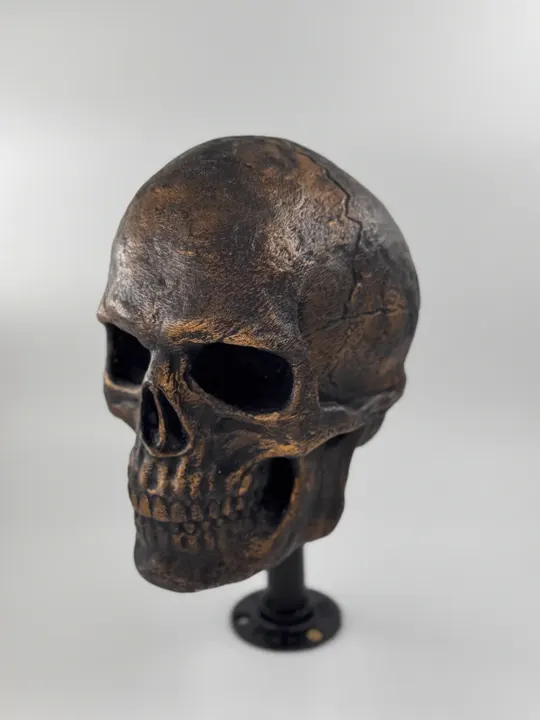 Crâne décoratif imprimé en 3D puis patiné à la main, finition bronze vieilli avec reflets cuivrés