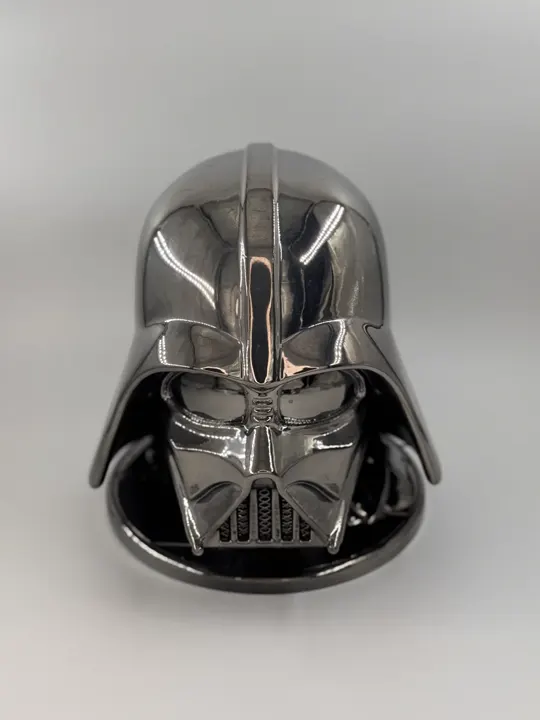 Casque imprimé en 3D avec une finition chromée brillante, vu de face
